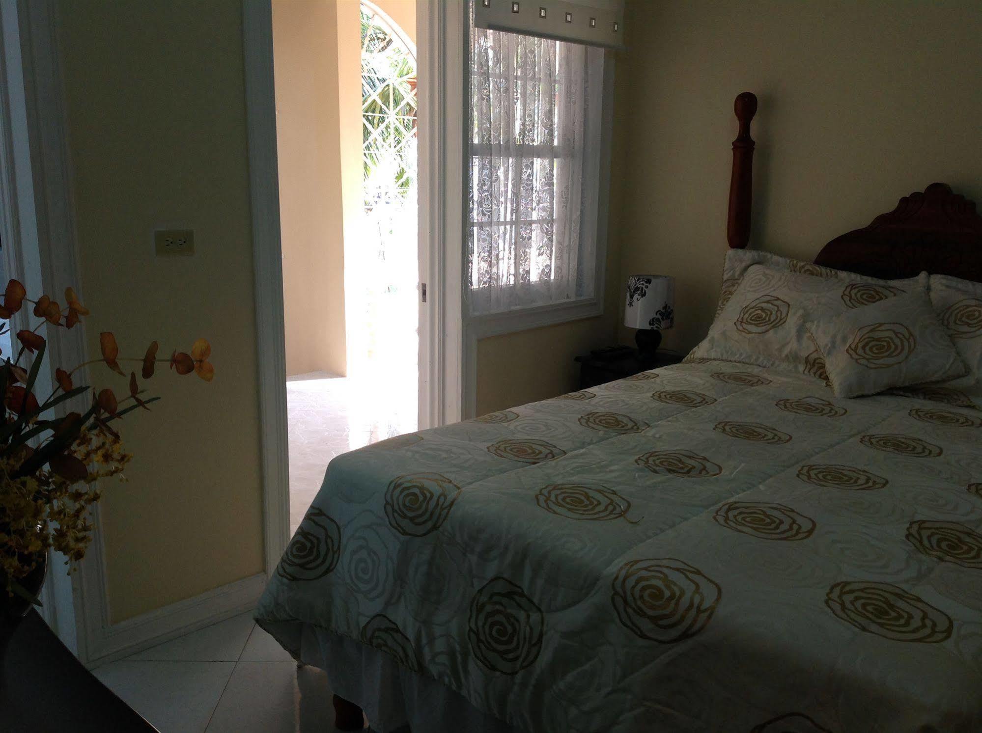 Cazwin Villas มอนเทโกเบย์ ภายนอก รูปภาพ